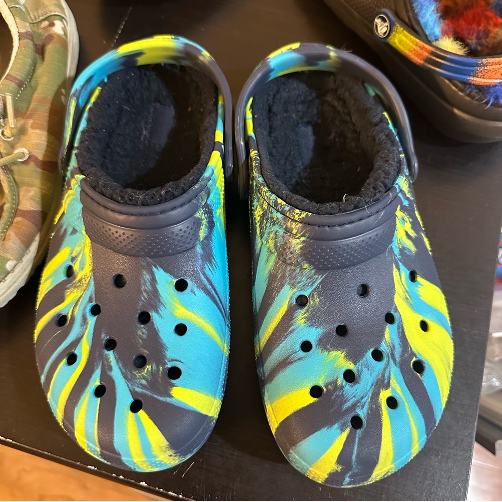 Crocs lined slip on boys size 5